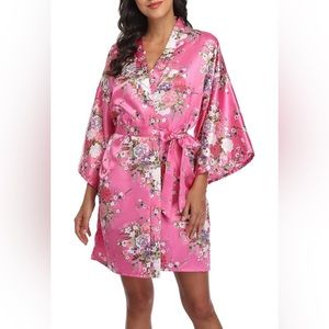 10 listings for $10 🛍️ pink satin floral kimono / robe